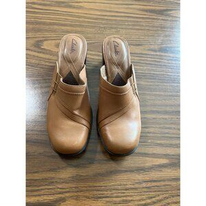 Clarks 71026 tan mules size 6M